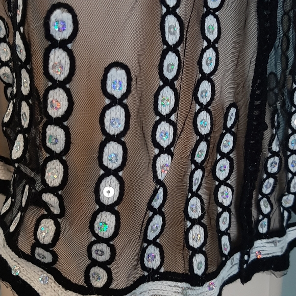 🅱️🅾️G🅾️ Sheer sequins crochet black top - Picture 6 of 7